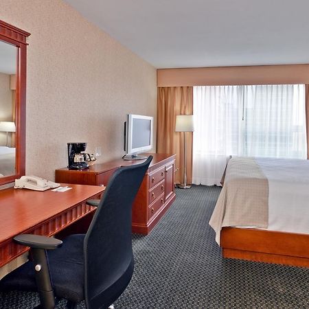 Holiday Inn Montreal Midtown Room photo