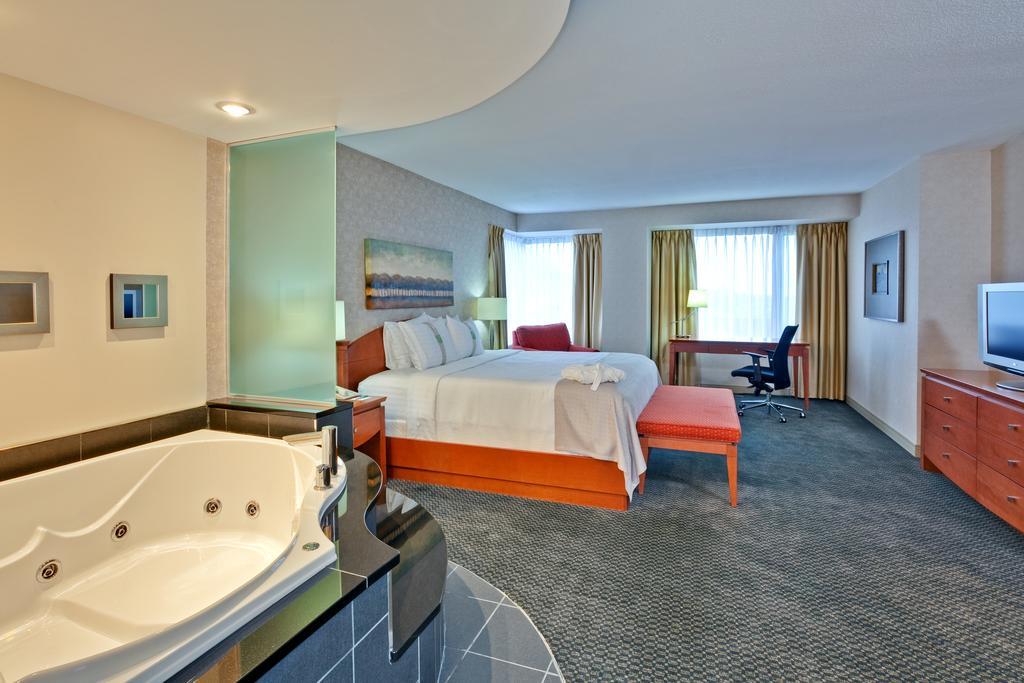Holiday Inn Montreal Midtown Exterior photo